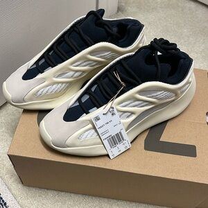 Brand New Yeezy 700 V3 Azael